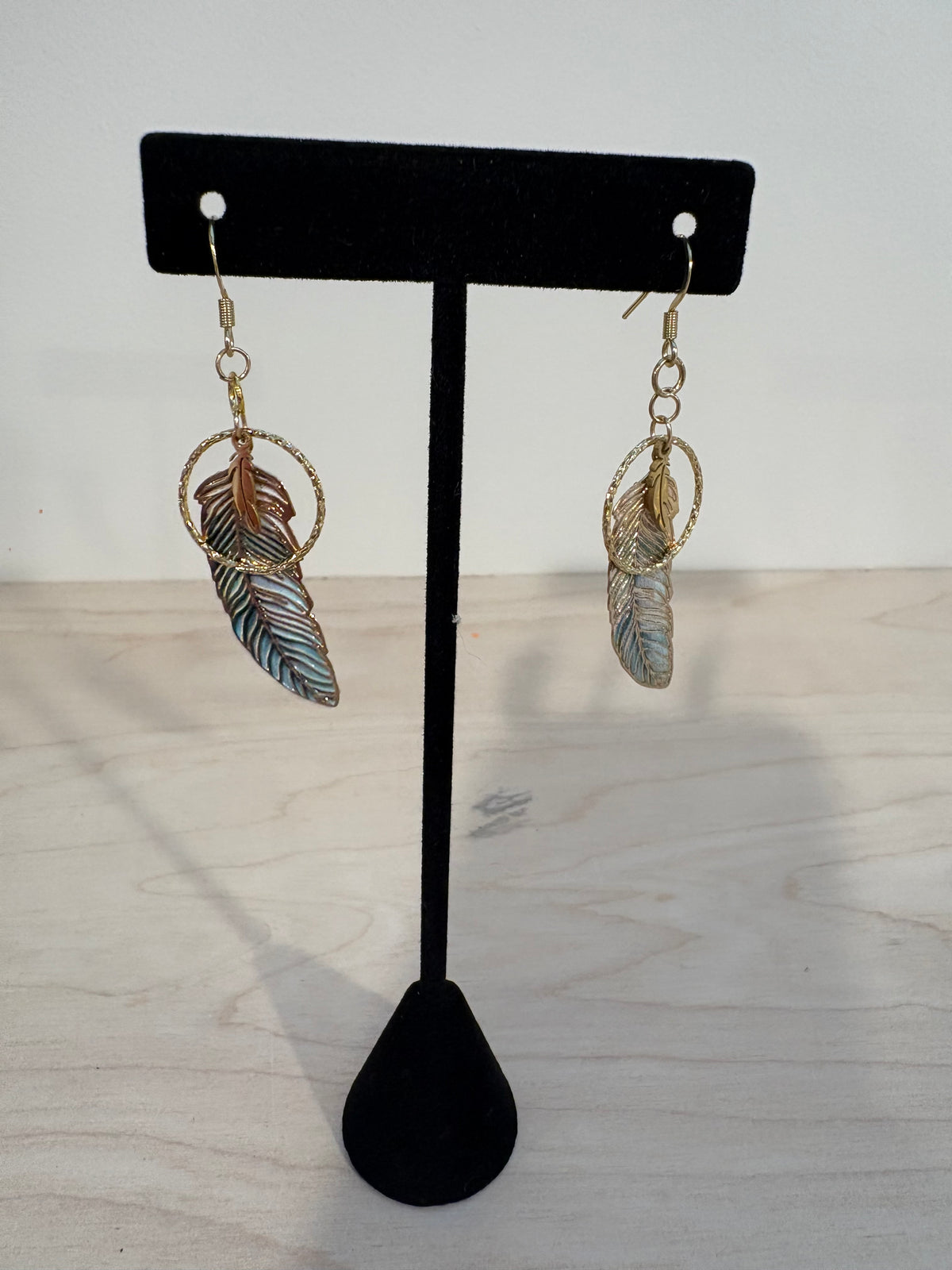Larger feather earrings with hoop (gold)