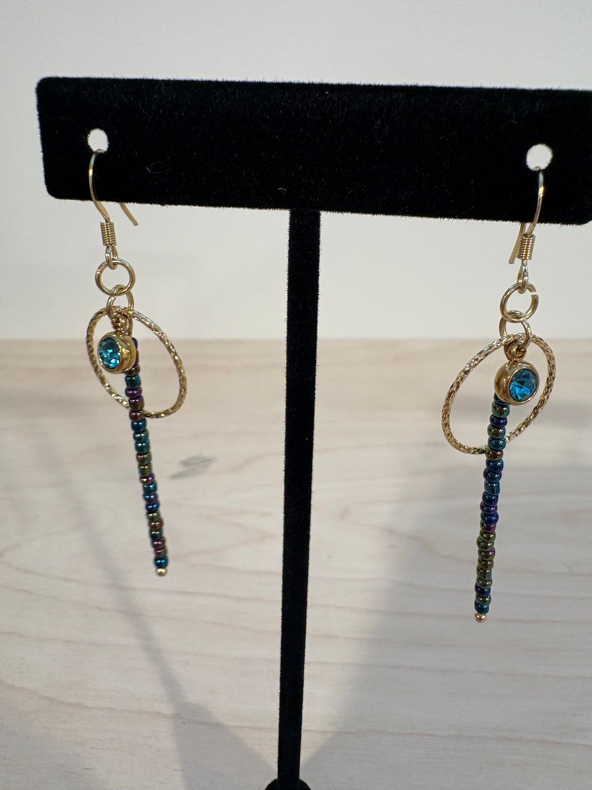Various color feather hoop earrings with jewel